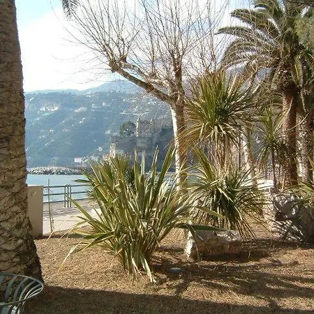 Baia Hotel 2*