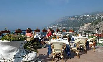 Baia Hotel 2*